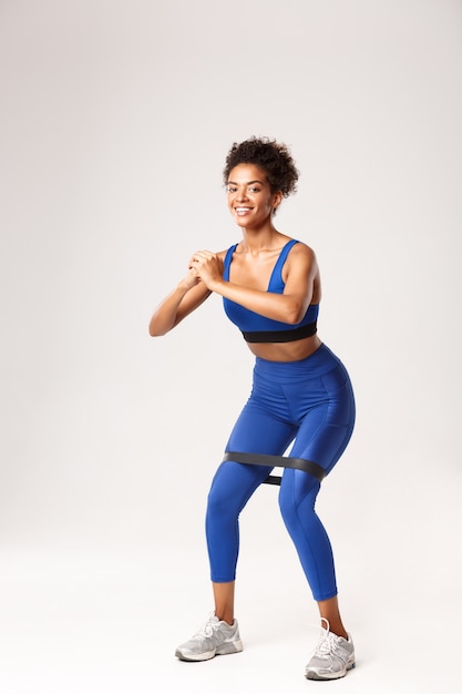 Femme expressive en vêtements de fitness posant