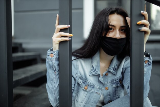 Femme à l'extérieur portant un masque de protection