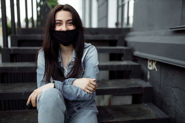 Femme à l'extérieur portant un masque de protection