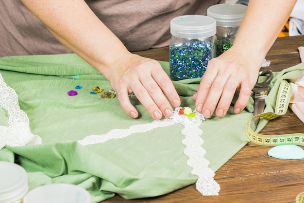 Une femme fabrique des bijoux dans un atelier à domicile