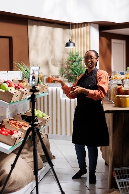 Photo une femme fabrique du contenu pour un magasin durable