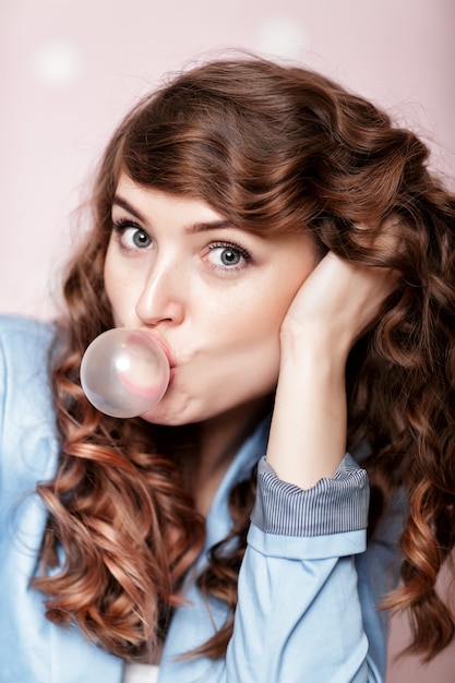 Femme, faire, bulle, à, chewing-gum