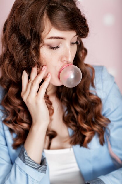 Femme, faire, bulle, à, chewing-gum