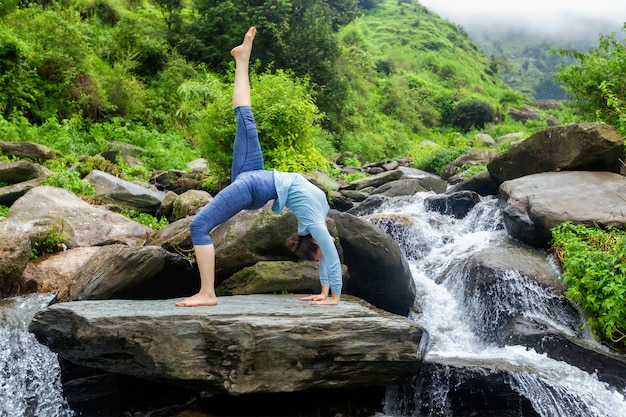 Femme, faire, yoga, asana, chute eau