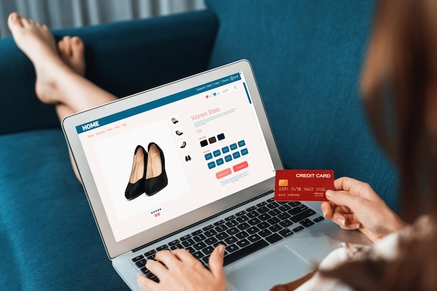 Femme faisant des achats en ligne sur le marché Internet, cherchant les articles les plus vendus