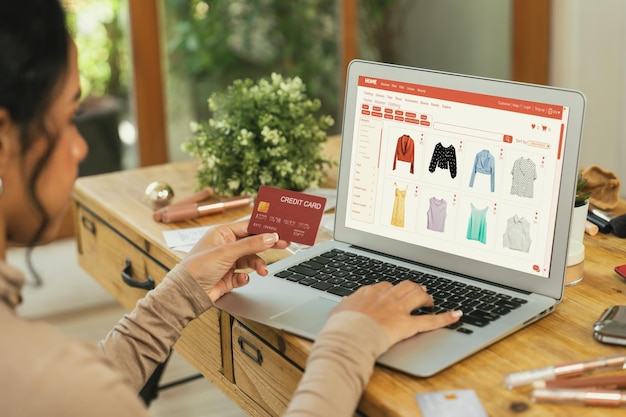 Femme faisant des achats en ligne sur le marché Internet naviguant pour vendre des articles pour un style de vie moderne et utilisant une carte de crédit pour le paiement en ligne à partir d'un portefeuille protégé par un logiciel de cybersécurité crucial