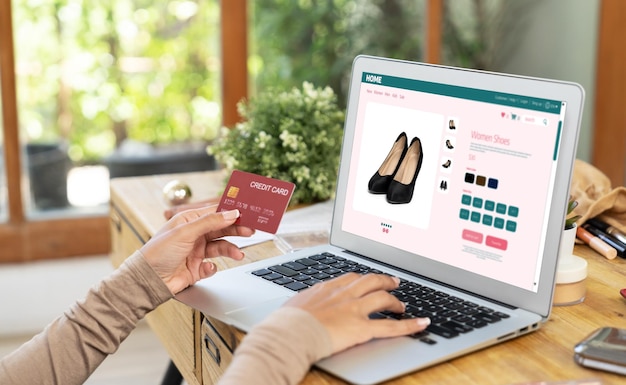 Femme faisant des achats en ligne sur le marché Internet parcourant des articles en vente pour un style de vie moderne et utilisant une carte de crédit pour le paiement en ligne à partir d'un portefeuille protégé par un logiciel de cybersécurité crucial