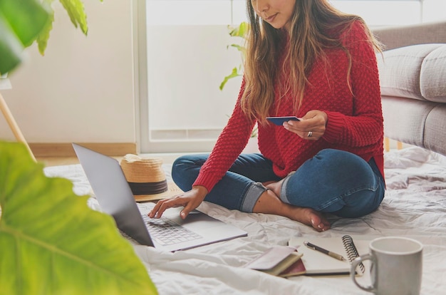 Photo femme faisant des achats en ligne tout en profitant d'un concept de shopping de thé et de détente