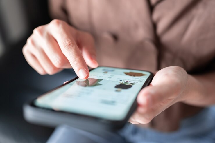 Photo femme faisant des achats en ligne sur des vêtements de mode pour téléphone intelligent à la maison