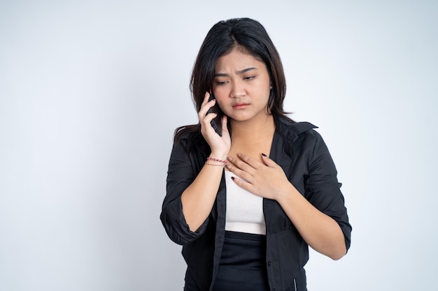 Femme faisant un appel quand elle entend de mauvaises nouvelles