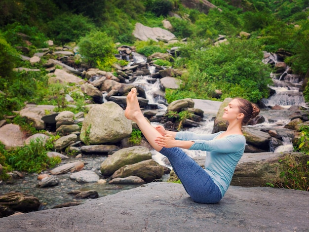 Femme faisant Ashtanga Vinyasa Yoga asana Navasana bateau pose