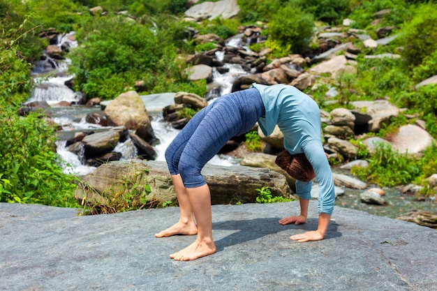 Femme faisant de l'Ashtanga Vinyasa Yoga asana Urdhva Dhanurasana - jusqu'à