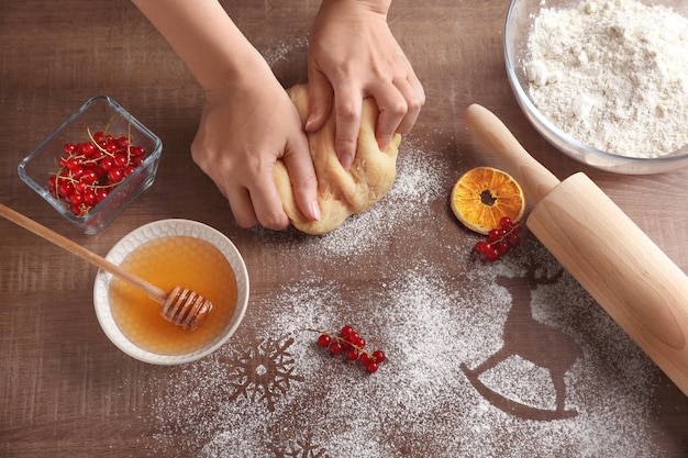 Femme faisant des biscuits de Noël dans la cuisine