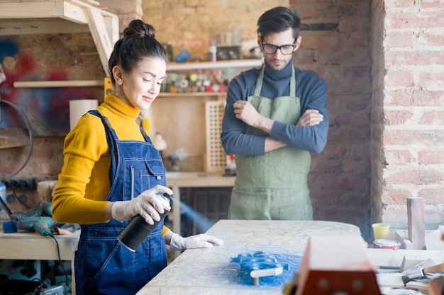 Femme faisant des boiseries créatives