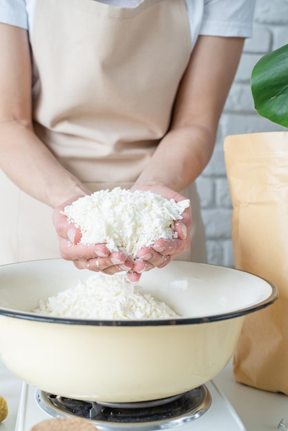 Femme faisant des bougies aromatiques décoratives à partir de cire de soja