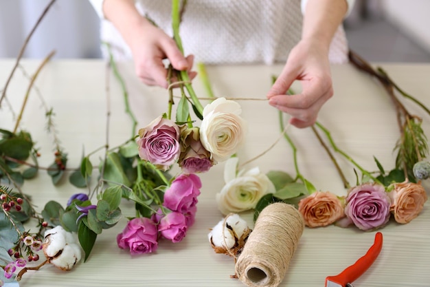 Femme faisant un bouquet de fleurs