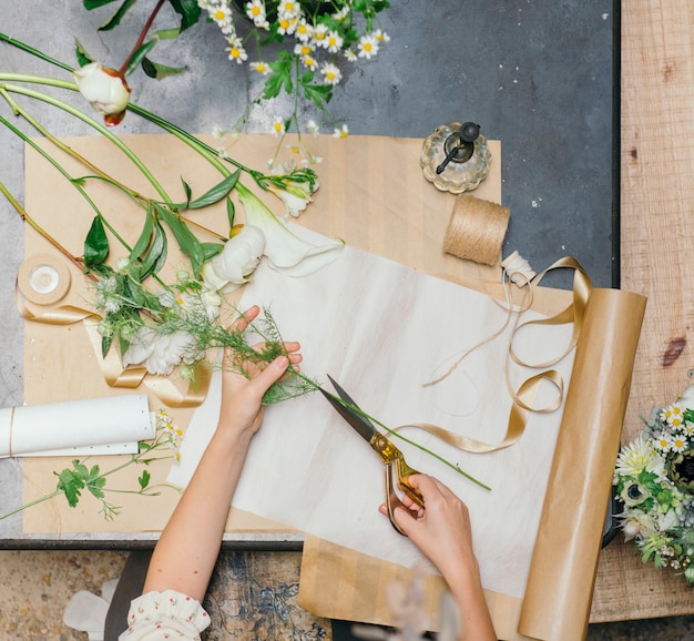 Femme faisant un bouquet de fleurs