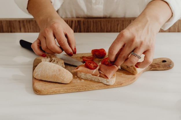 Femme faisant une brochette avec des ingrédients sains