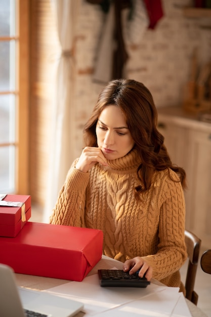 Femme faisant des calculs