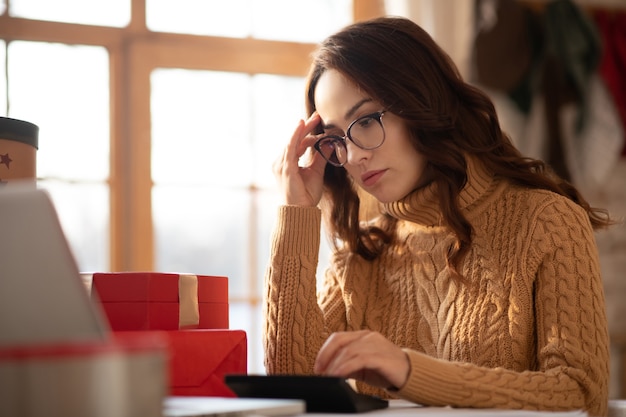 Femme faisant des calculs