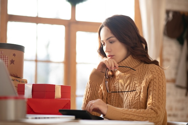 Femme faisant des calculs