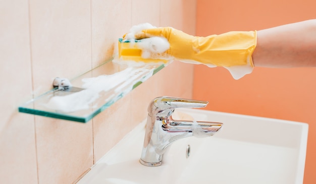 Femme faisant des corvées dans la salle de bain à la maison