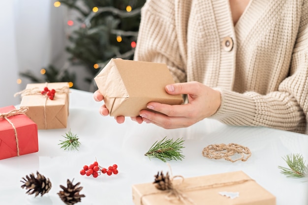 Femme faisant la décoration de Noël sur la table