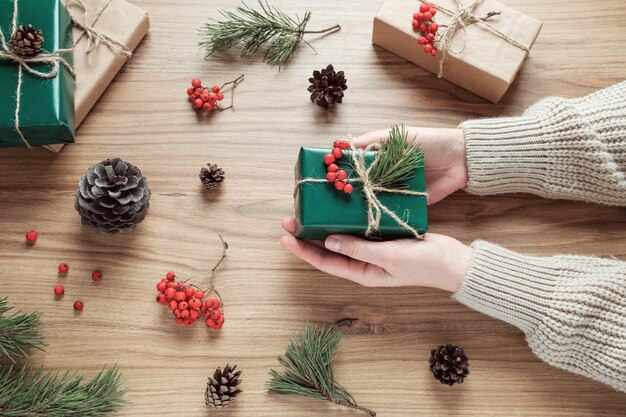 Femme faisant la décoration de Noël sur la table