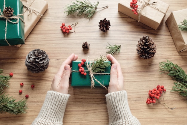 Femme faisant la décoration de Noël sur la table