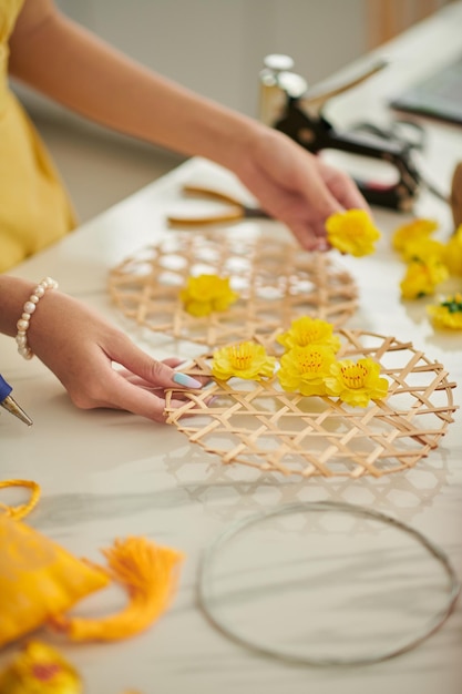 Femme faisant la décoration pour le Têt