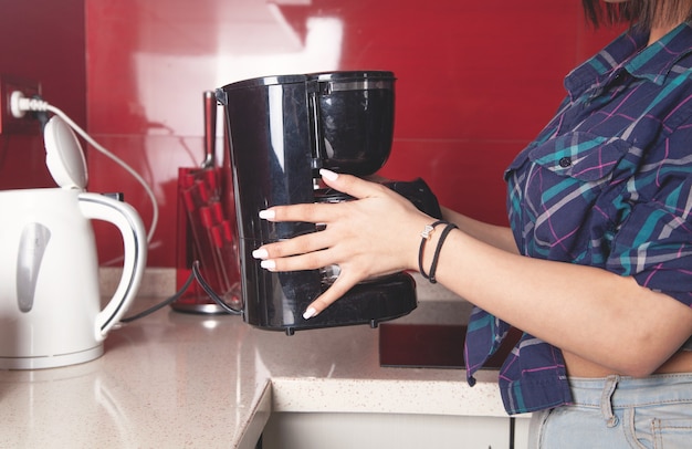 Photo femme faisant du café dans une machine à café.