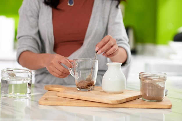 Femme faisant du chocolat chaud