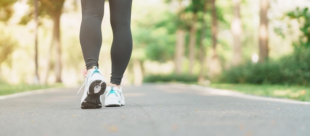 Femme faisant du jogging et marchant sur la route le matin