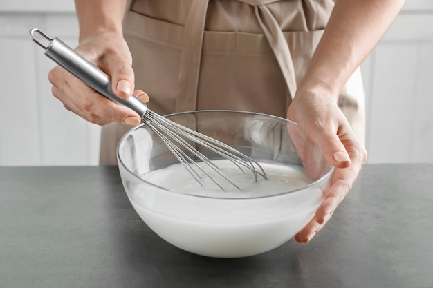 Femme faisant du pudding dans la cuisine