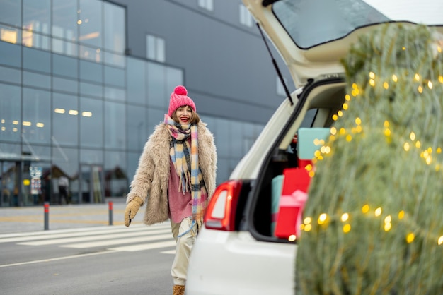 Femme faisant du shopping pour des vacances d'hiver