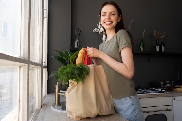 Photo femme faisant du shopping avec un sac fourre-tout en tissu