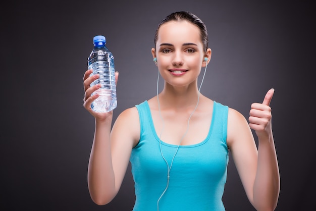 Femme faisant du sport avec une bouteille d&#39;eau douce