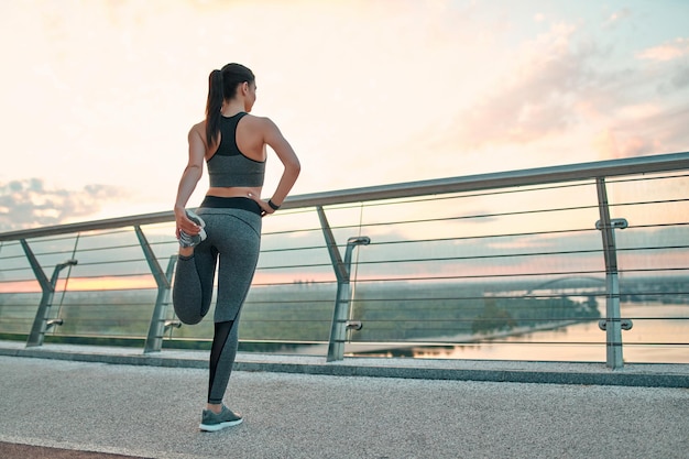 Femme faisant du sport dans la rue