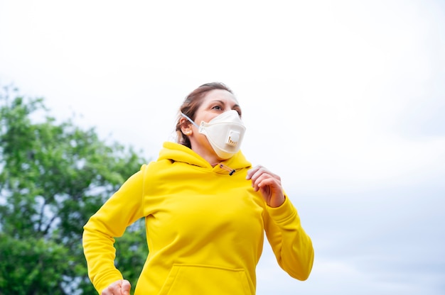 Femme faisant du sport pendant la quarantaine du coronavirus