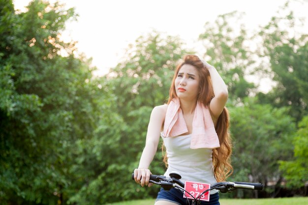 Femme faisant du vélo dans le parc.