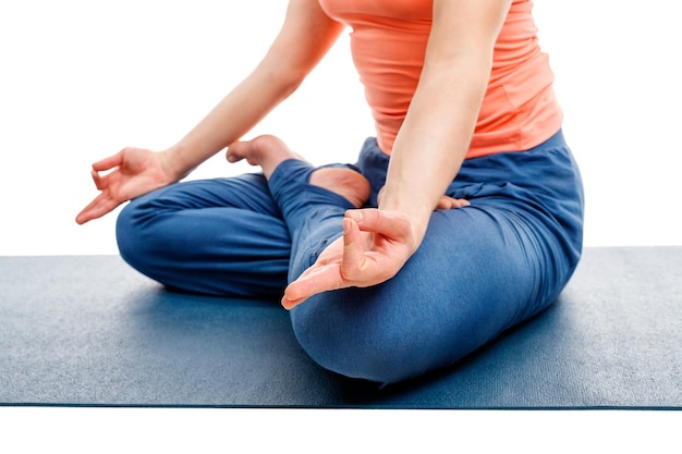 Femme faisant du yoga asana Padmasana Lotus pose en position jambes croisées pour la méditation avec Chin Mudra