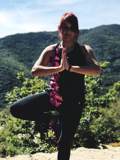 Photo une femme faisant du yoga contre le ciel.