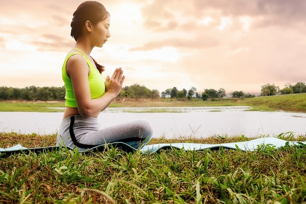 femme faisant du yoga dans la nature