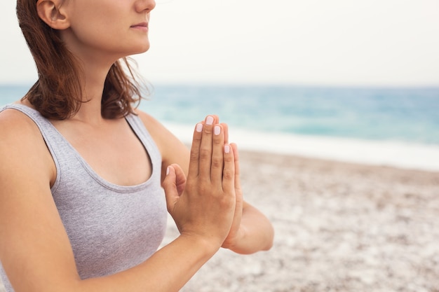 Femme faisant du yoga sur le fond de la mer