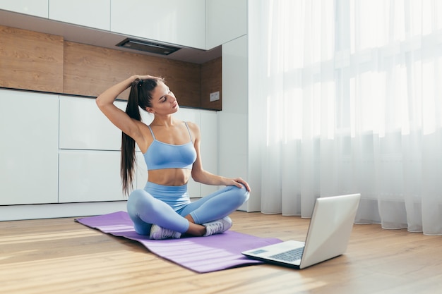 femme faisant du yoga à la maison