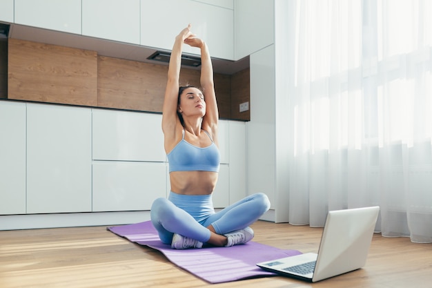 femme faisant du yoga à la maison