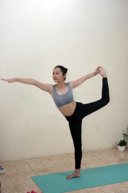 Une femme faisant du yoga à la maison