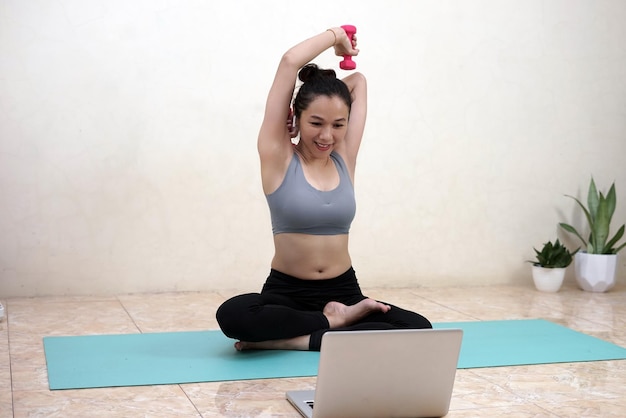 Une femme faisant du yoga à la maison