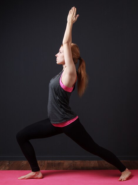 Femme faisant du yoga