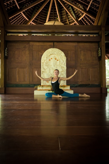 Photo femme faisant du yoga